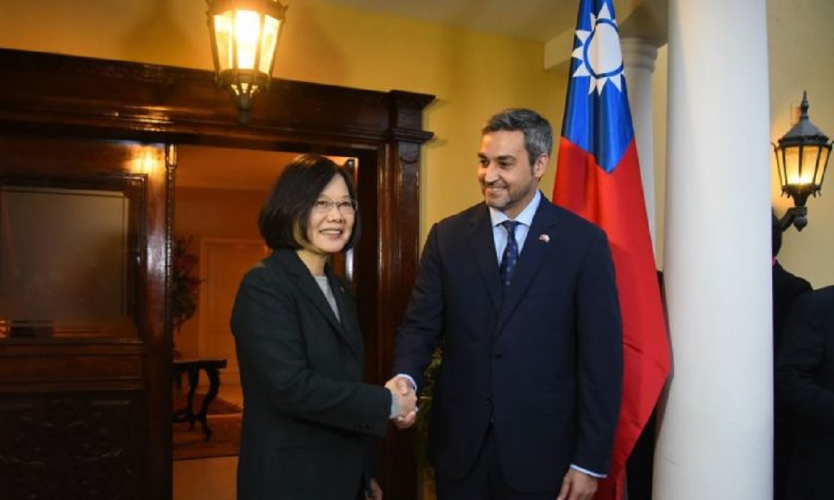 Presiden Taiwan Tsai Ing-wen dengan presiden terpilih paraguay Mario Abdo Benitez