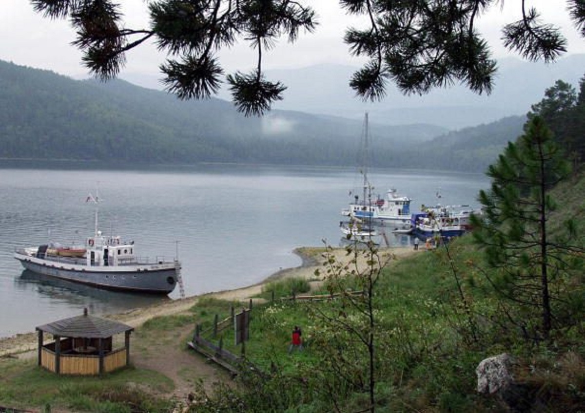 pabrik pembotolan atau kemasan air tiongkok di danau baikal rusia di protes